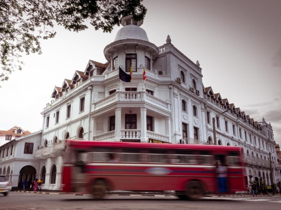 Avant de visiter la ville sacrée de la capitale colline, téléchargez l'application Travelyonka, votre compagnon de voyage intelligent pour le Sri Lanka. Trouvez des guides, des cartes hors ligne, des options de transport et des trésors cachés. Disponible sur Android et iOS. Explorez plus intelligemment avec TravelYonka !