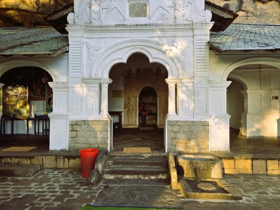 Dev Raja Viharaya – The First Cave of Dambulla