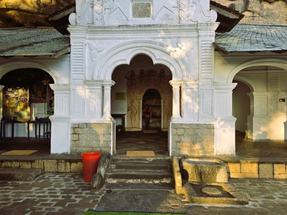 Dev Raja Viharaya – The First Cave of Dambulla
